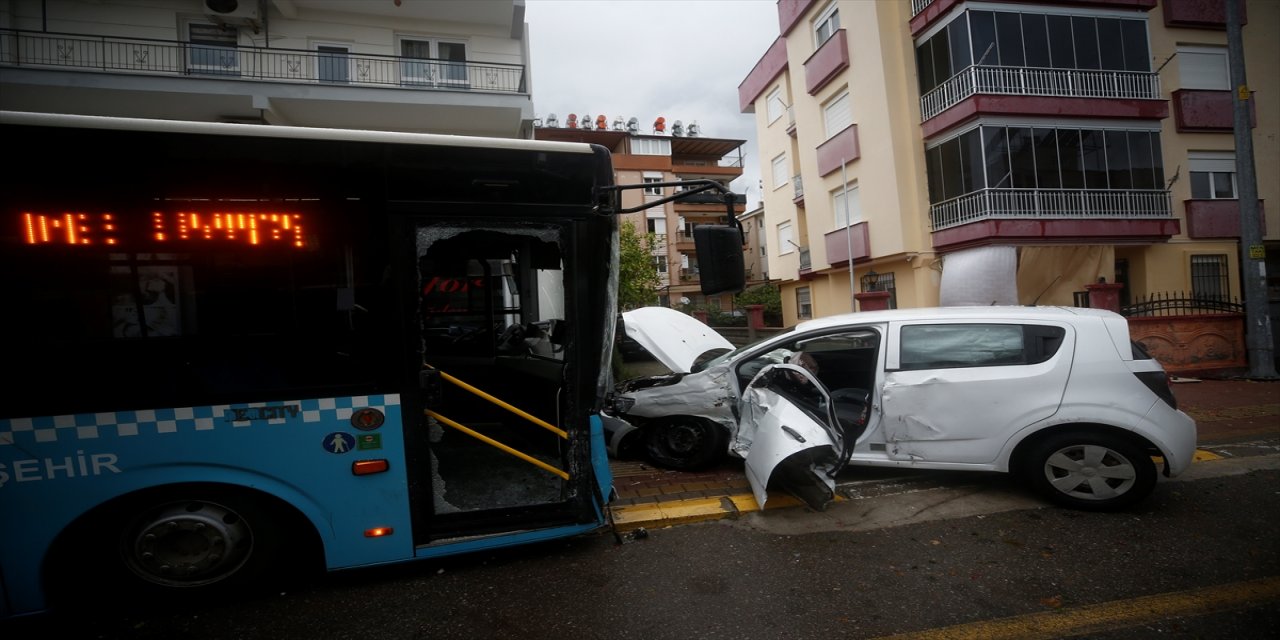 Antalya'da otobüsle çarpışan aracın sürücüsü yaralandı.