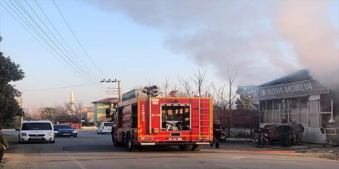 Hatay'da bir mobilya atölyesinde yangın çıktı.