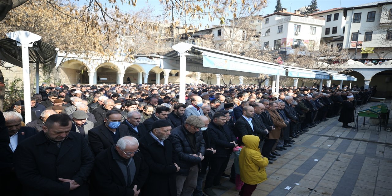 Eski milletvekili Dedeoğlu'nun evlerinde ölü bulunan ağabeyi ve yengesi toprağa verildi