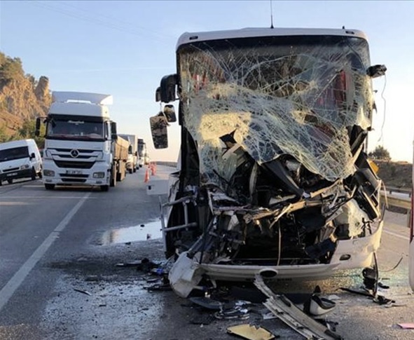 Tokat'ta yolcu otobüsünün devrilmesi sonucu 1 kişi öldü, 10 kişi yaralandı