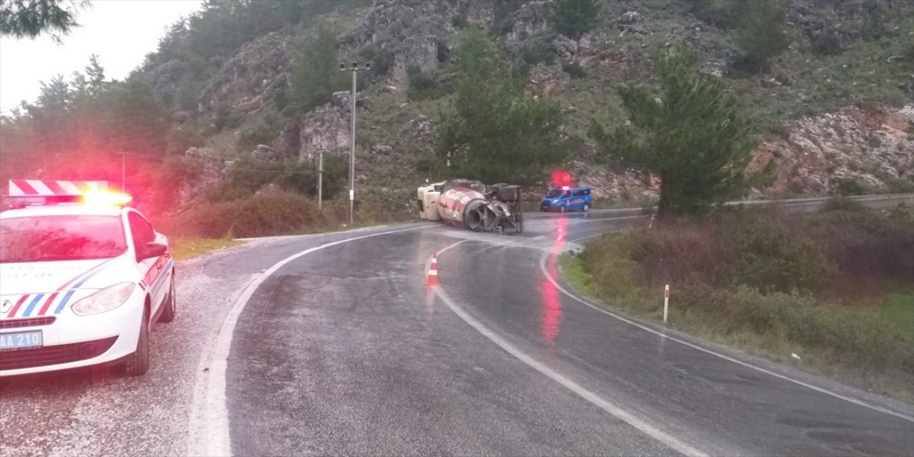 Muğla'da devrilen beton mikserinin sürücüsü kazayı yaralar ile atlattı.