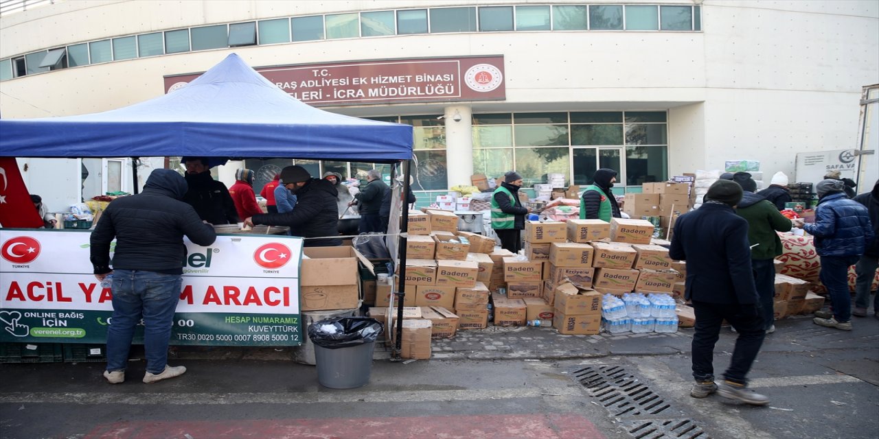 Kahramanmaraş'ta depremzedelere sıcak yemek dağıtılıyor.