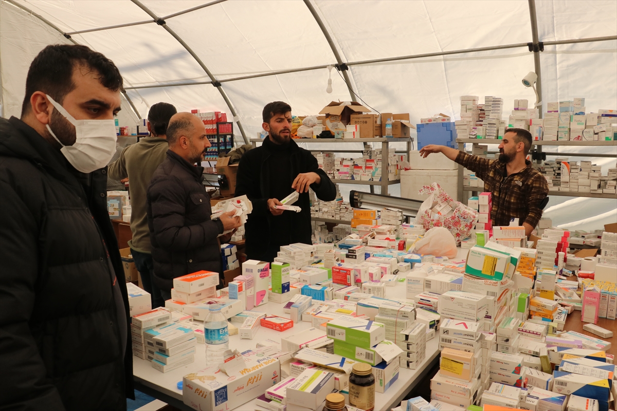 Adıyaman'da çadır eczane günde bin depremzedeye hizmet veriyor