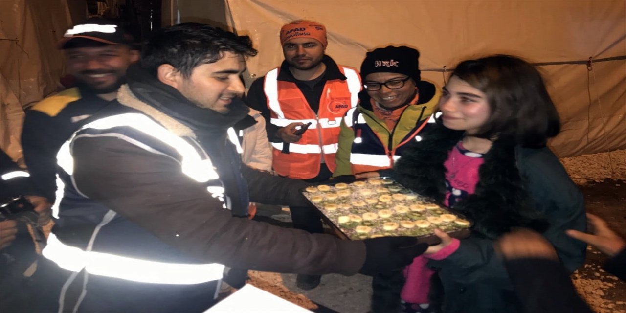 Polislerden çadır kentteki kız çocuğuna doğum günü sürprizi