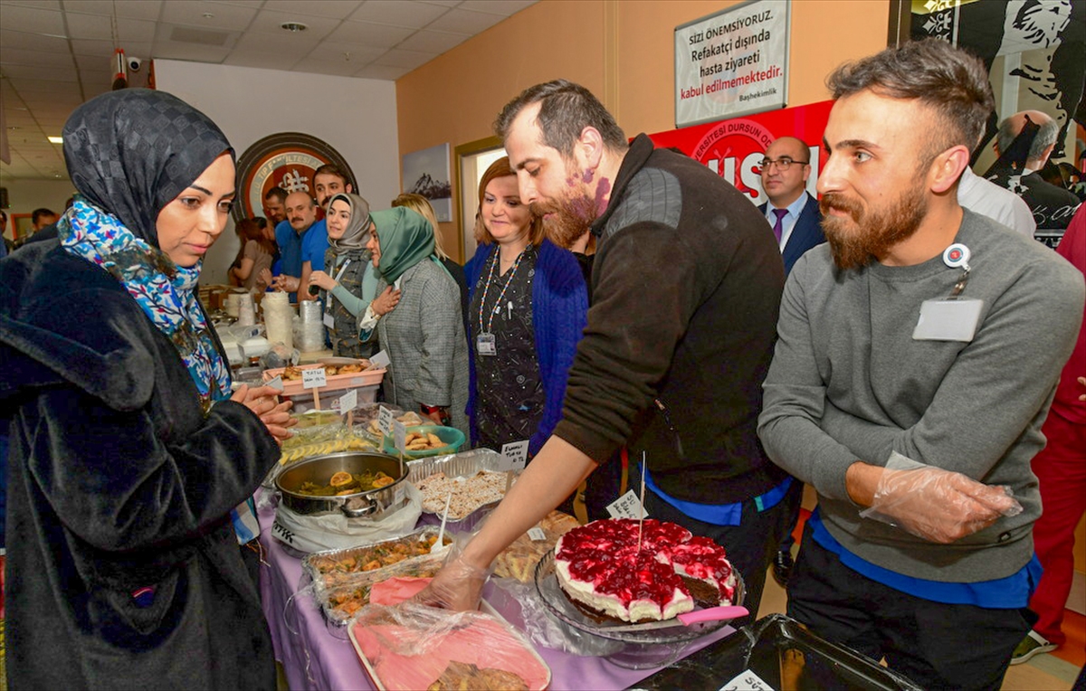 Van'da sağlık çalışanları depremzedeler yararına kermes düzenledi