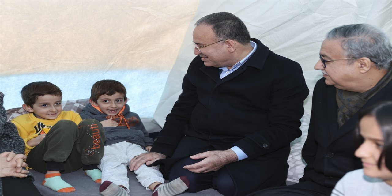 Bakan Bozdağ, Diyarbakır'da kalan depremzedeleri ziyaret etti.