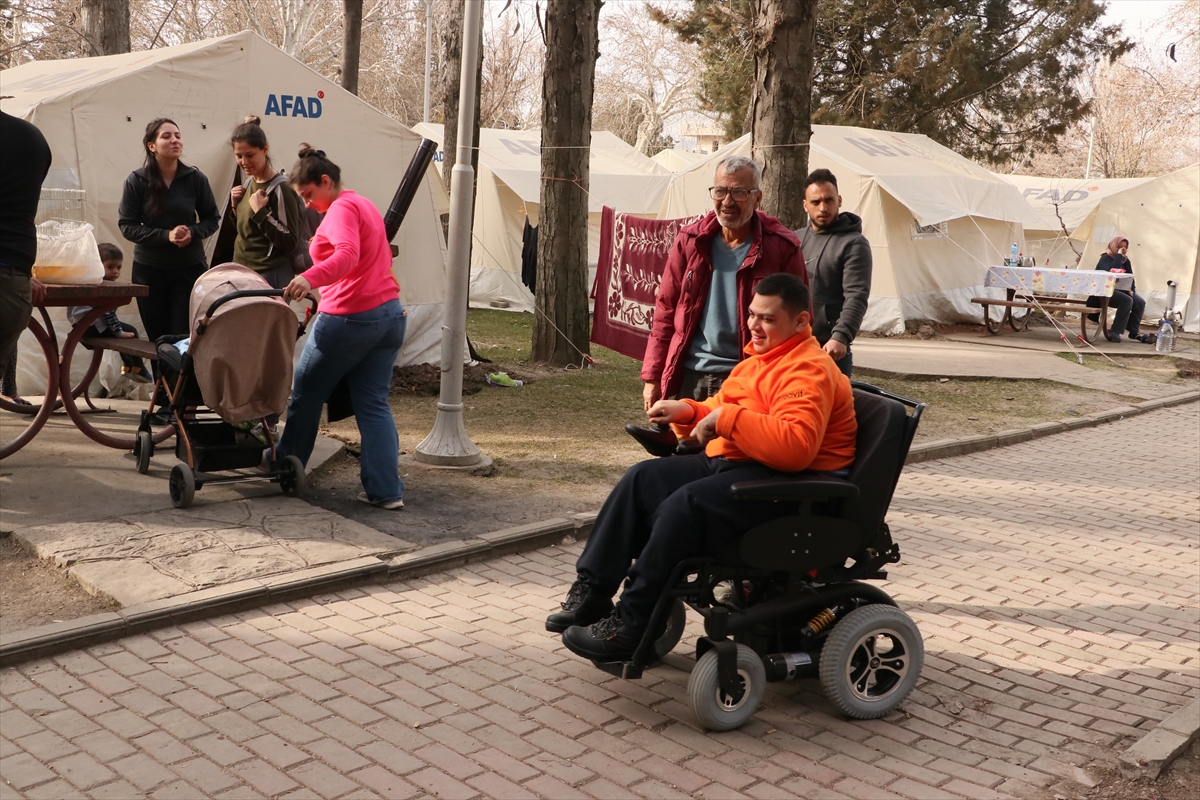 Selçuk Bayraktar, depremzede engelliye verdiği akülü araç sözünü yerine getirdi