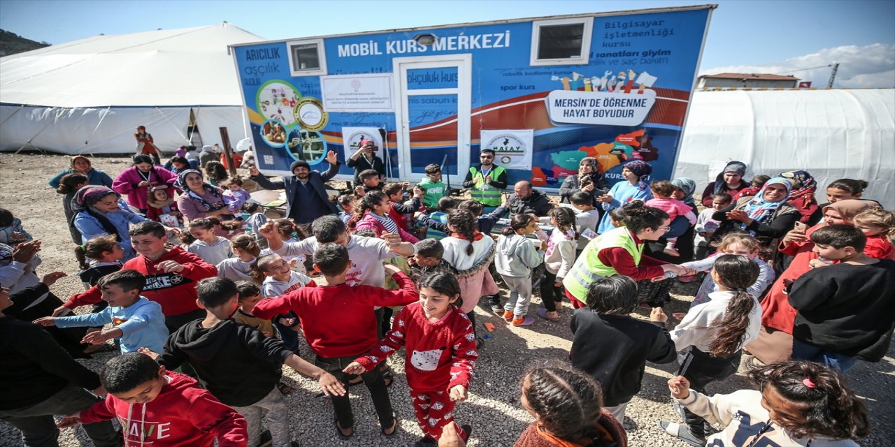 Depremzede müzisyen, Çadır kentte çocuklar için org çalıyor.