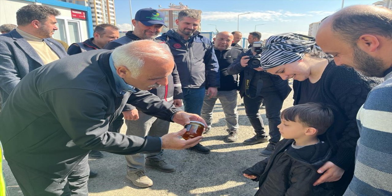 Arıcılardan deprem bölgesine 1200 kavanoz bal