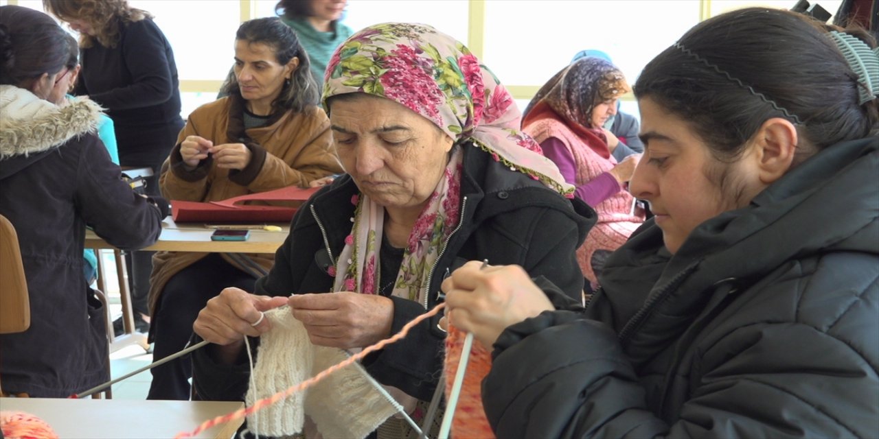 Burdur'da ki depremzedeler, ördükleri giysileri çadır kentlere gönderecek.