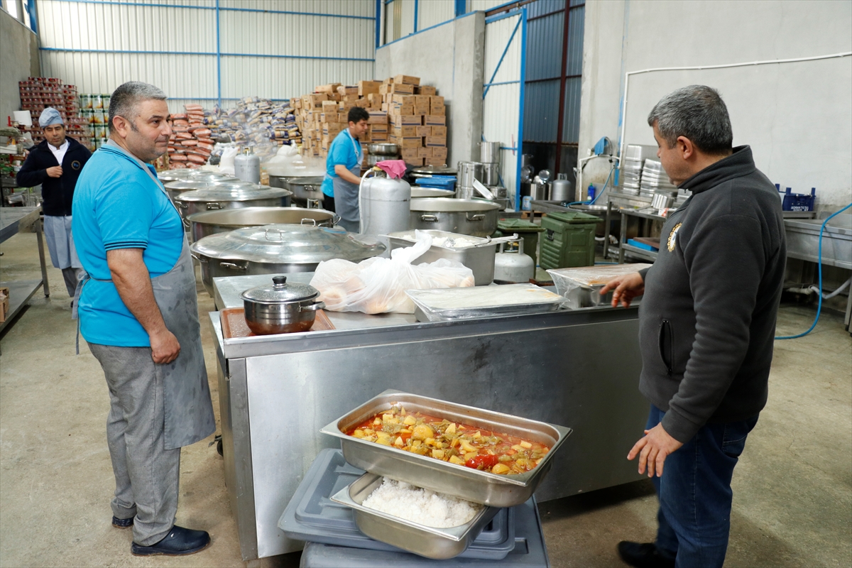 Hatay'da kurulan "Kocaeli Afet Mutfağı"nda günde 10 bin kişiye yemek pişiyor