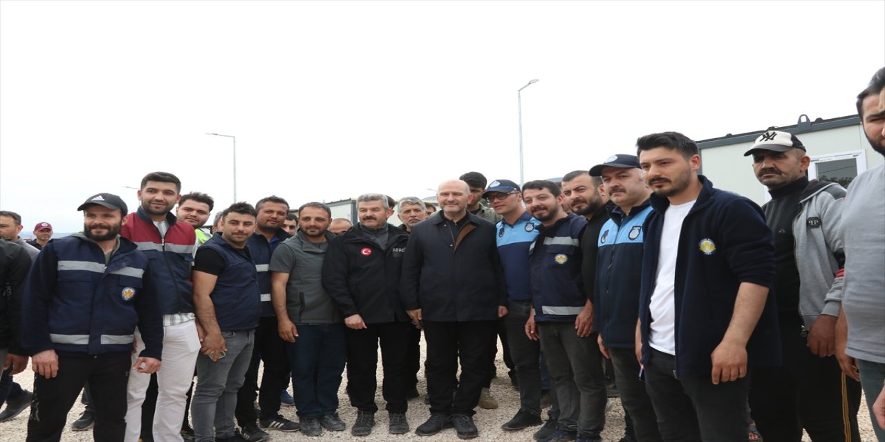 Bakan Soylu, Hatay'da çadır kentleri ziyaret etti.