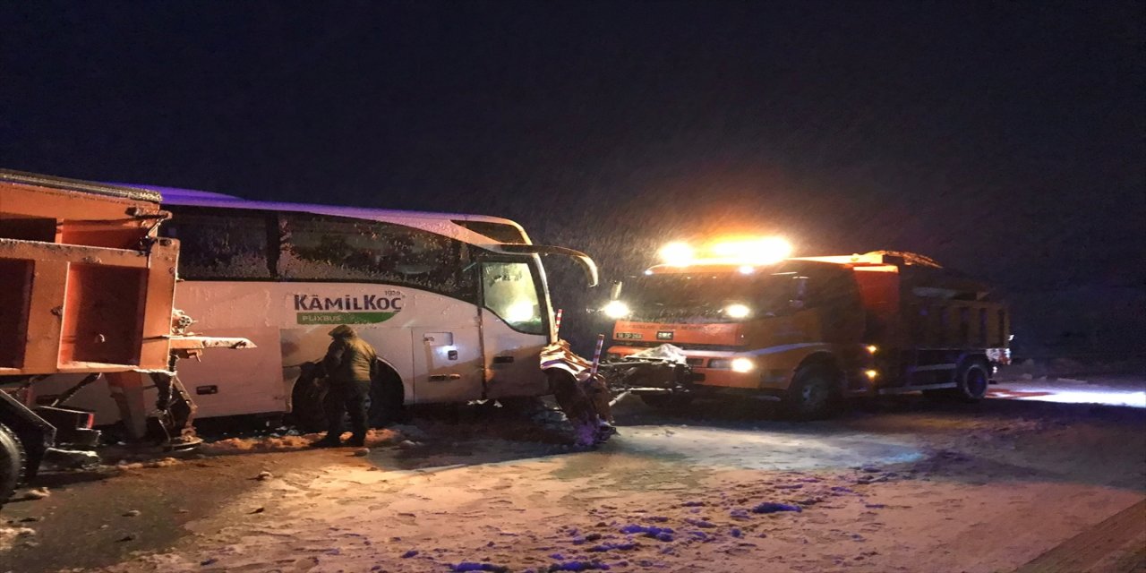 Erzincan'da zincirleme trafik kazası yaşandı 8 kişi yaralandı.