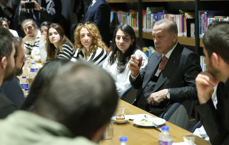 Cumhurbaşkanı Erdoğan, Üsküdar'da gençlerle sohbet etti