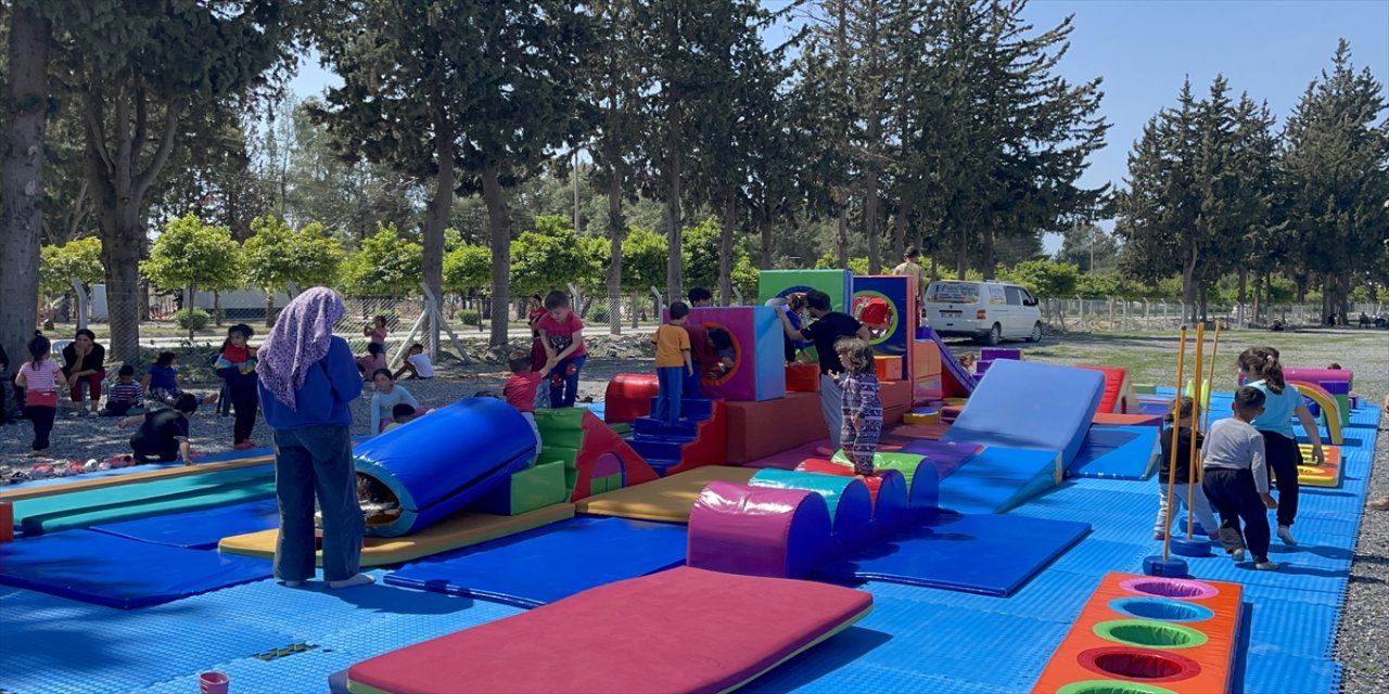 Hatay'daki çadır kentte çocuklar için parkur kuruldu.