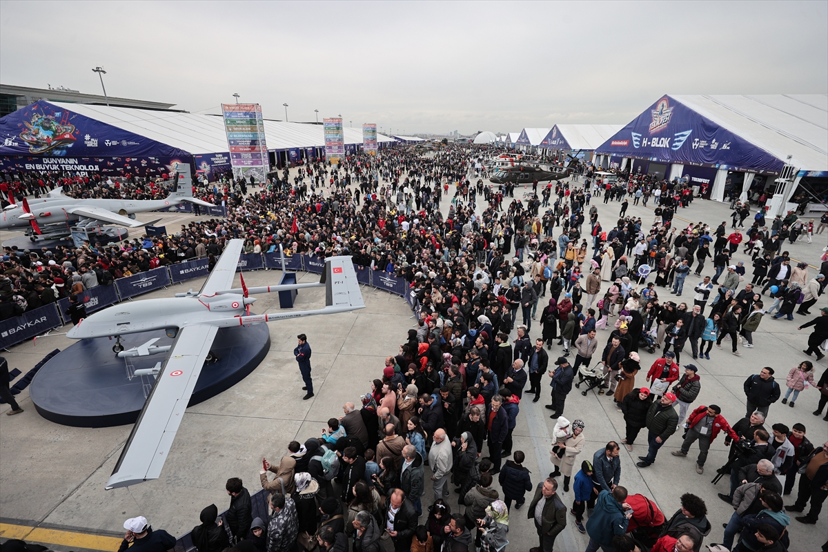 TEKNOFEST'te ilk kez sergilenen Bayraktar TB3'e yoğun ilgi