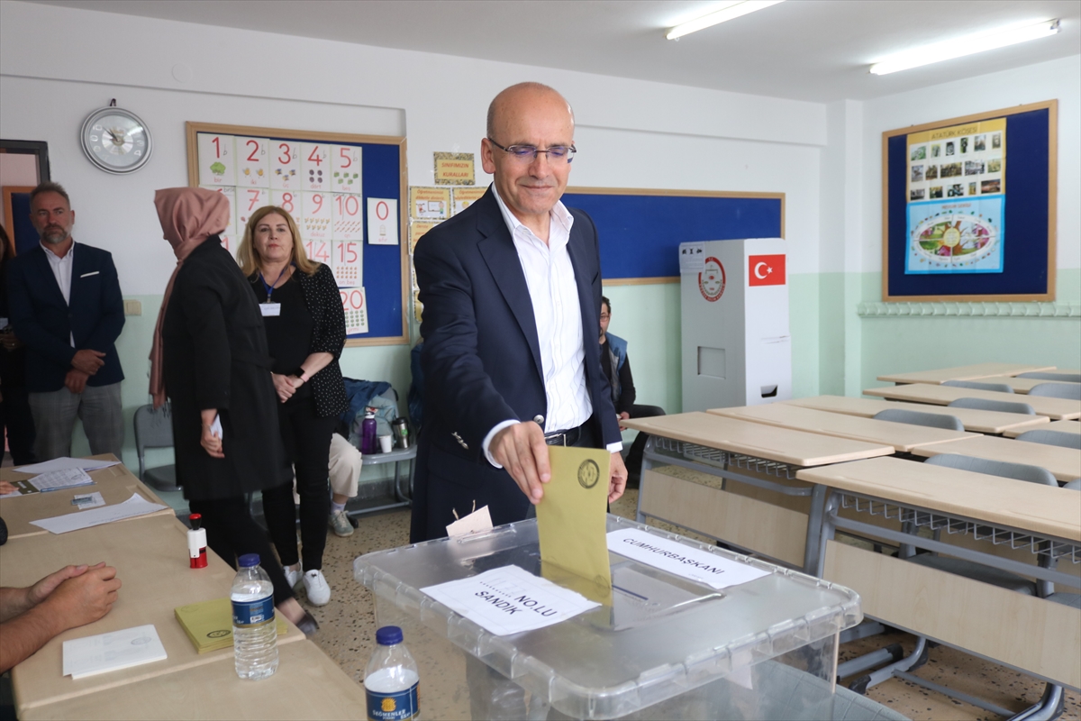 AK Parti Genel Sekreteri Şahin ile eski bakanlar Aksu ve Şimşek, Ankara'da oylarını kullandı