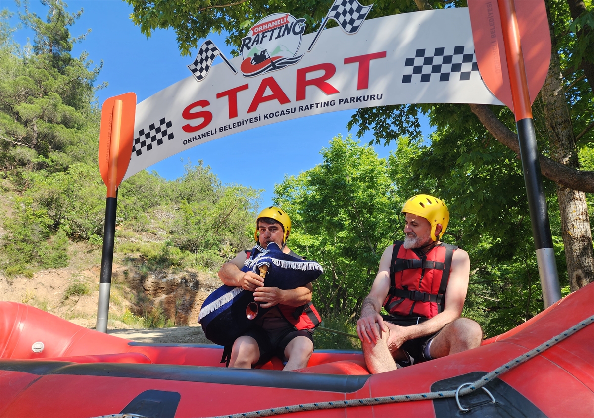 Erzurumlu arkadaş grubu Bursa'da tulum eşliğinde rafting yaptı