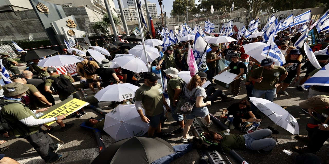 Netanyahu karşıtı protesto hareketi itaatsizlik eylemlerine başladı.