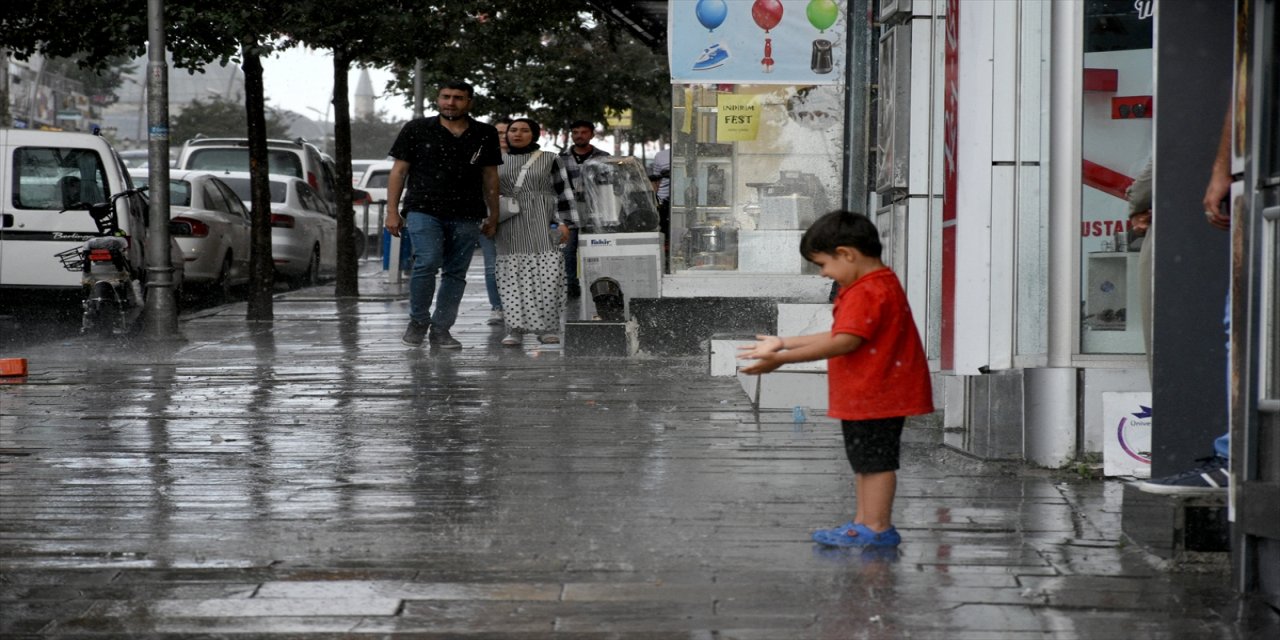 Van'da sağanak sele neden oldu