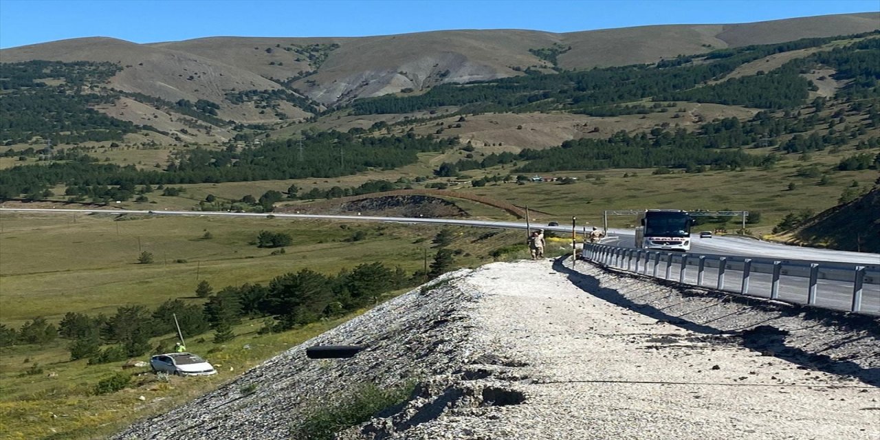 Erzincan'da 1 otomobil takla attı, 5 kişi yaralandı.