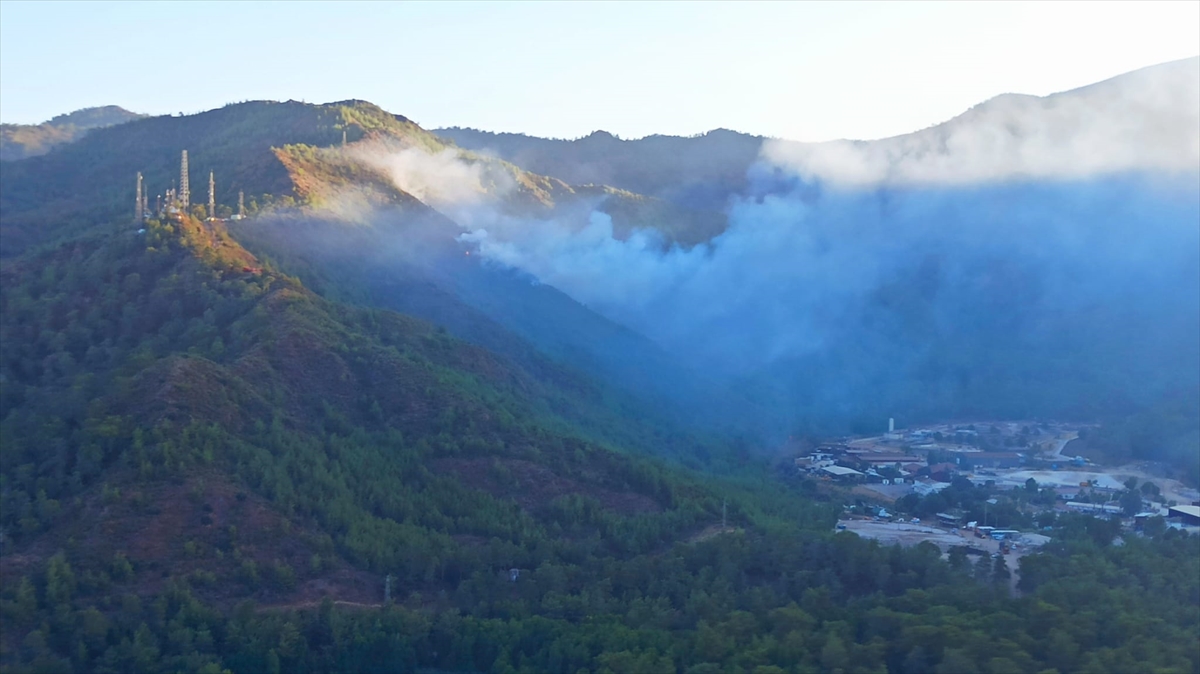 Marmaris yangını havadan ve karadan müdahaleyle söndürüldü