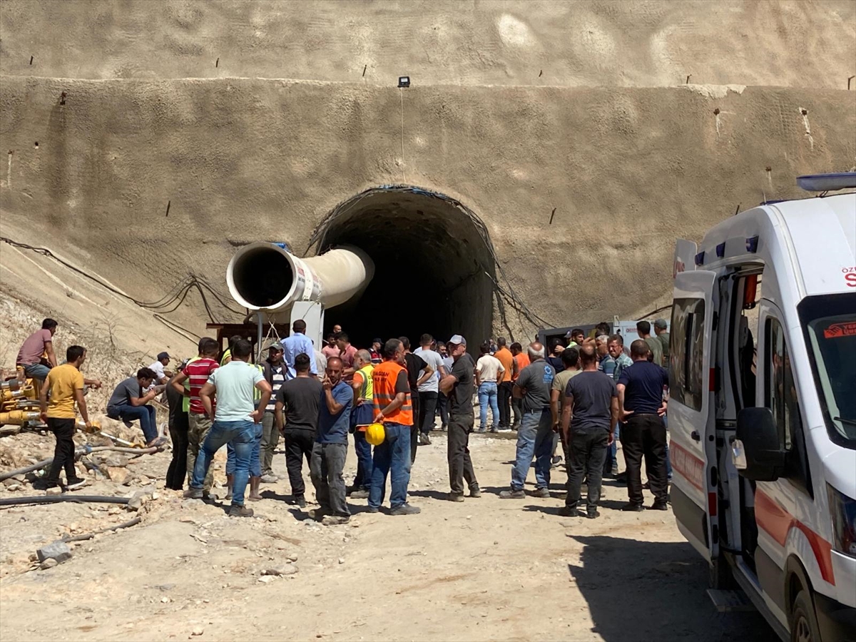 Manisa'da hızlı tren hattının tünel inşaatında  2 işçi gazdan etkilendi