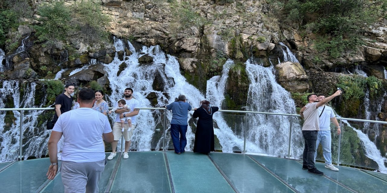 Serinlemek isteyenlerin bir durağı da Tomara Şelalesi oldu.