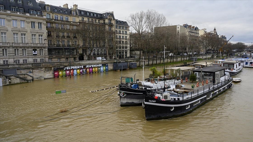 Paris'te kirlilik nedeniyle Sen Nehri'nde yüzme etkinlikleri bir kez daha iptal edildi