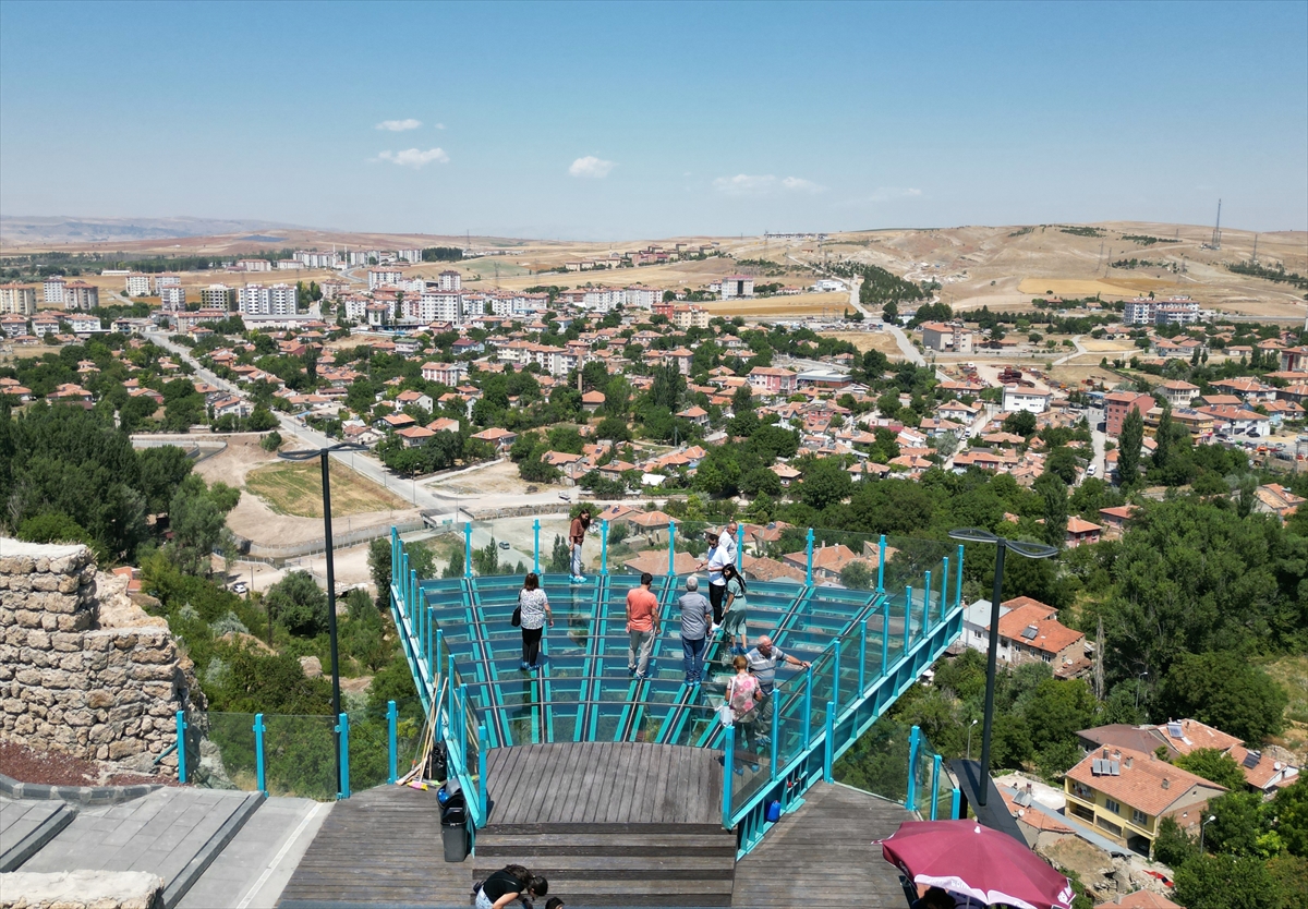 Kayalıklar üzerinde doğanın içinde bir cam teras