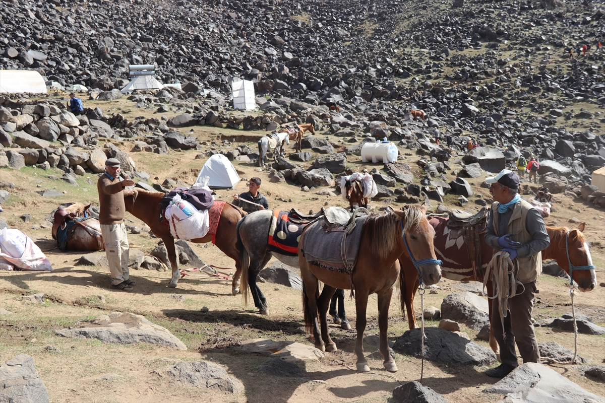 Ağrı yerlileri, tırmanışçılara yardımcı oluyor