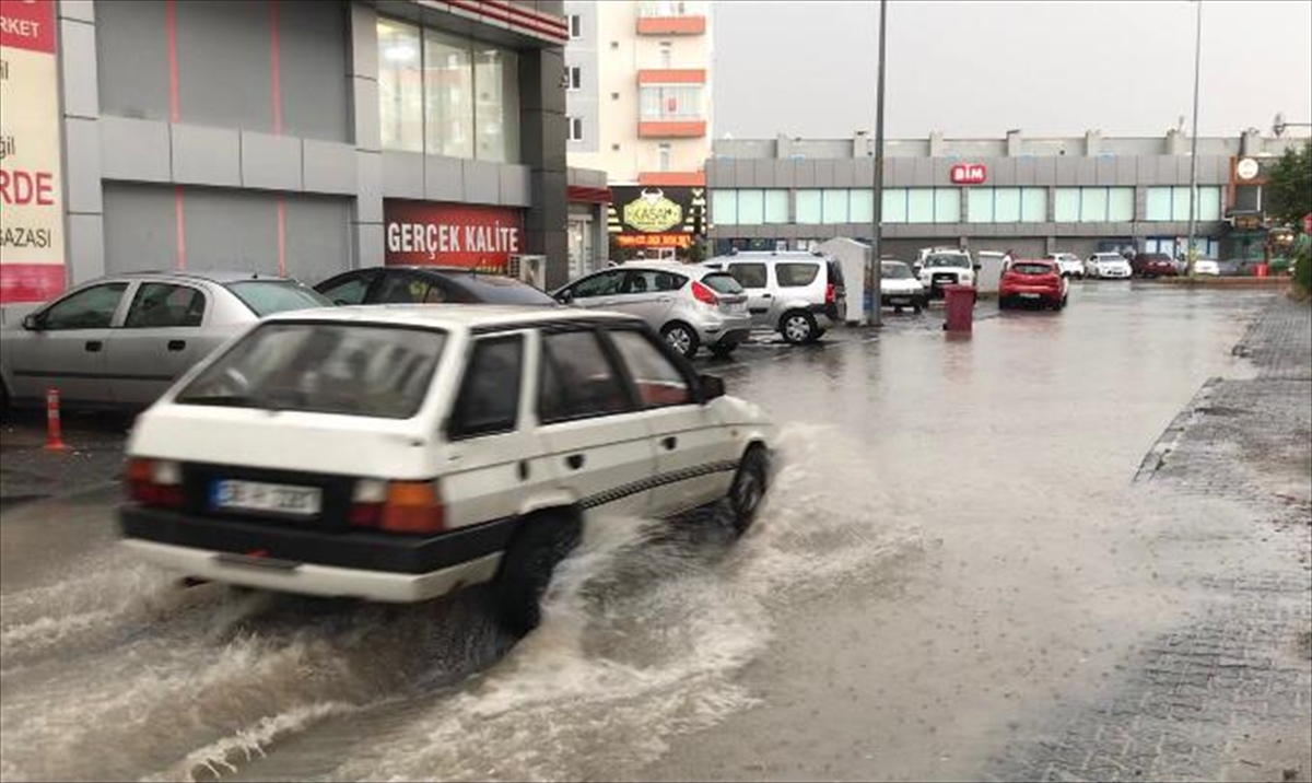 Kayseri ve ilçelerinde kuvvetli yağış sonrası sel meydana geldi