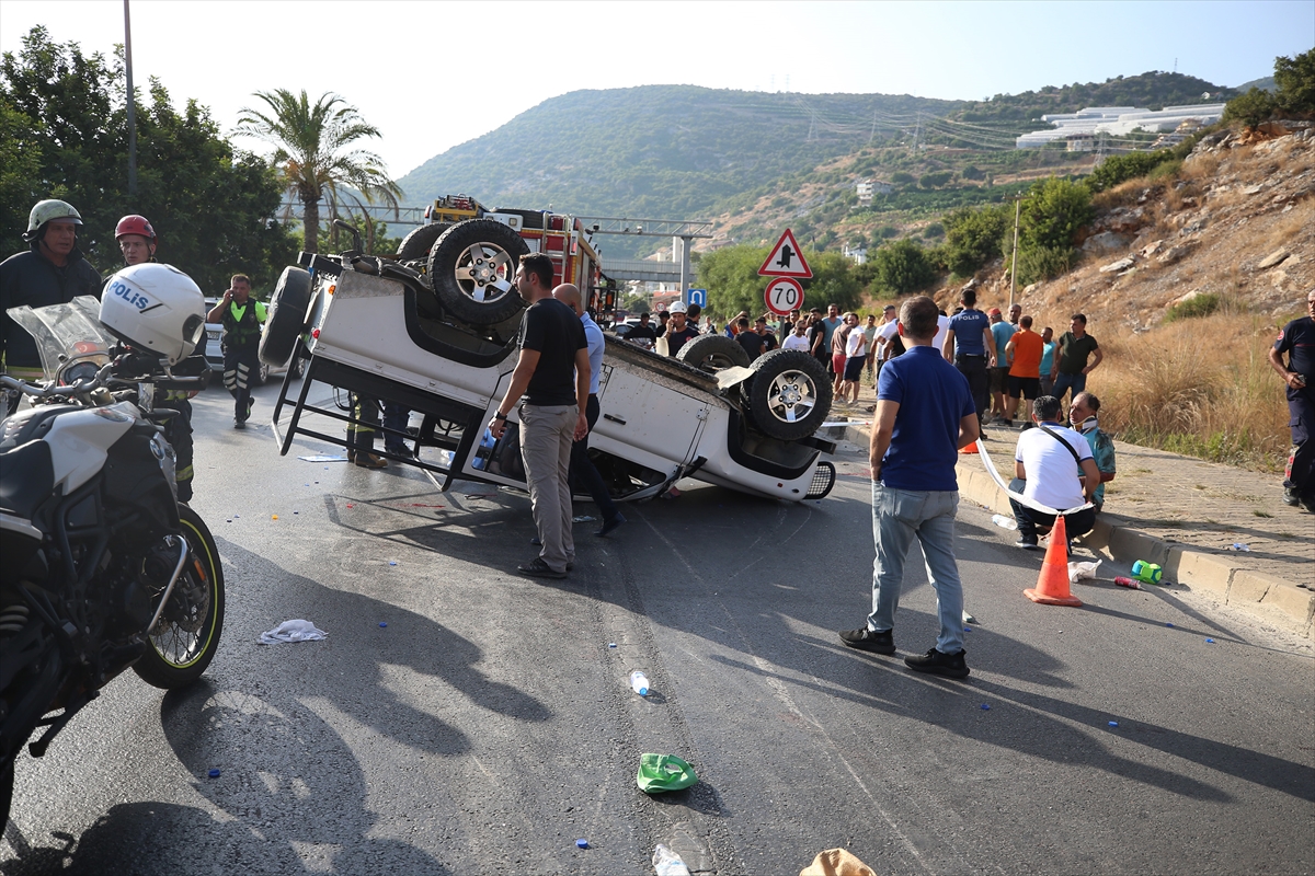 Alanya'da 3 aracın karıştığı kazada 1 turist öldü, 10 kişi yaralandı