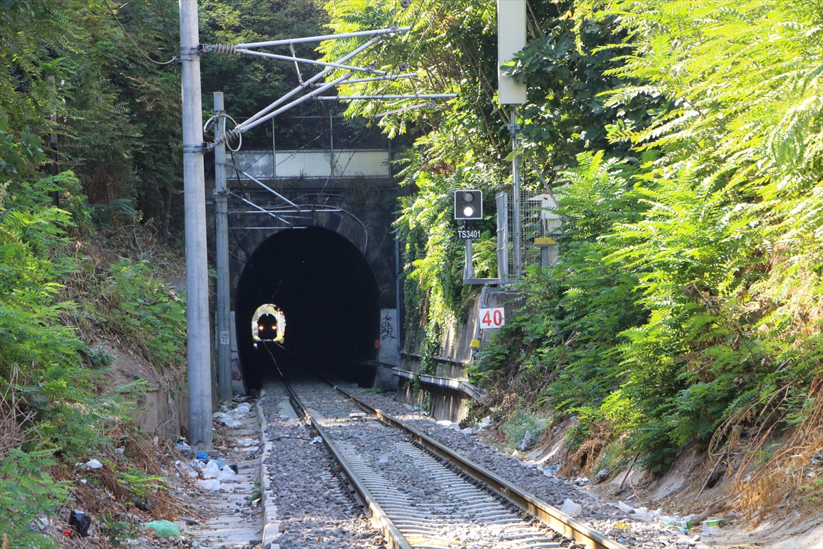 Bandırma'da mahallenin altından geçen tren tüneli bir asırdan fazladır hizmet veriyor