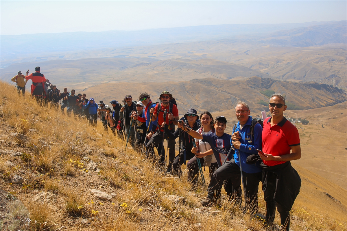 Kösedağı'na tırmanan dağcılar "Karabağ Azerbaycan'ındır" pankartı açtı