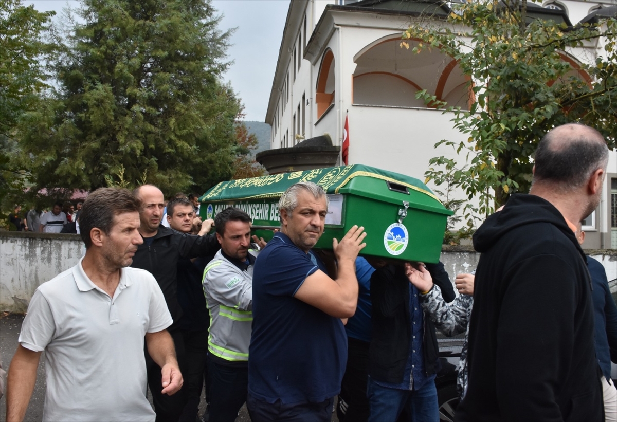 Balayı yolunda geçirdiği trafik kazasında ölen kadının cenazesi Sakarya'da toprağa verildi