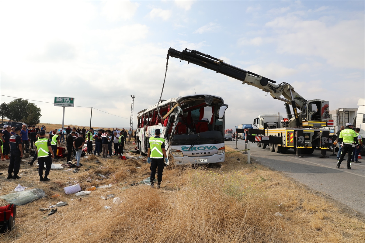 Amasya'da devrilen yolcu otobüsündeki 6 kişi öldü, 35 kişi yaralandı