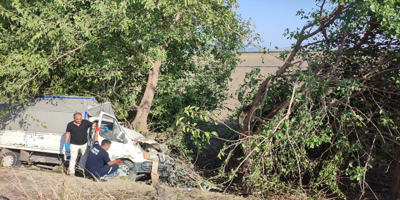 Adana'da şarampole devrilen kamyonetteki 3 kişi öldü