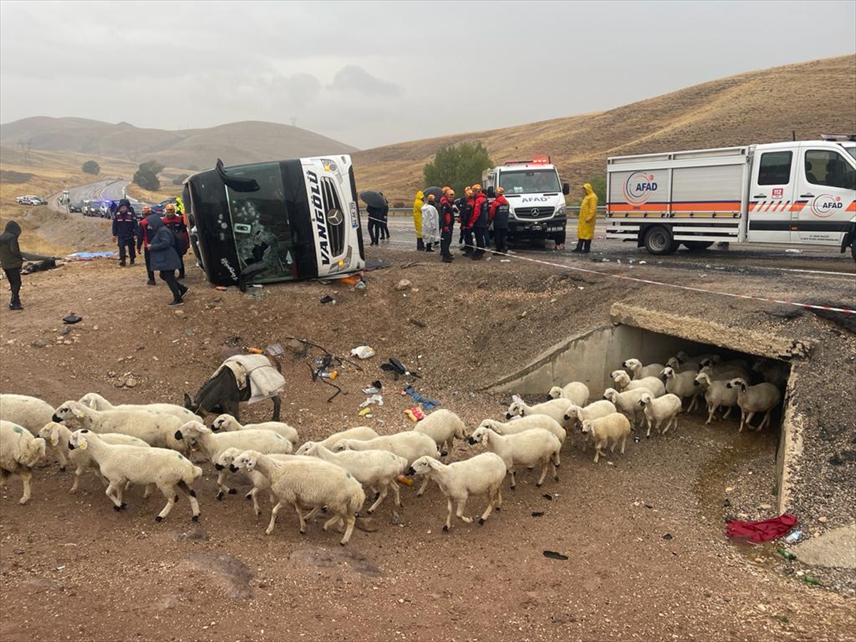 Sivas'ta yolcu otobüsü devrildi, 4 kişi öldü, 34 kişi yaralandı