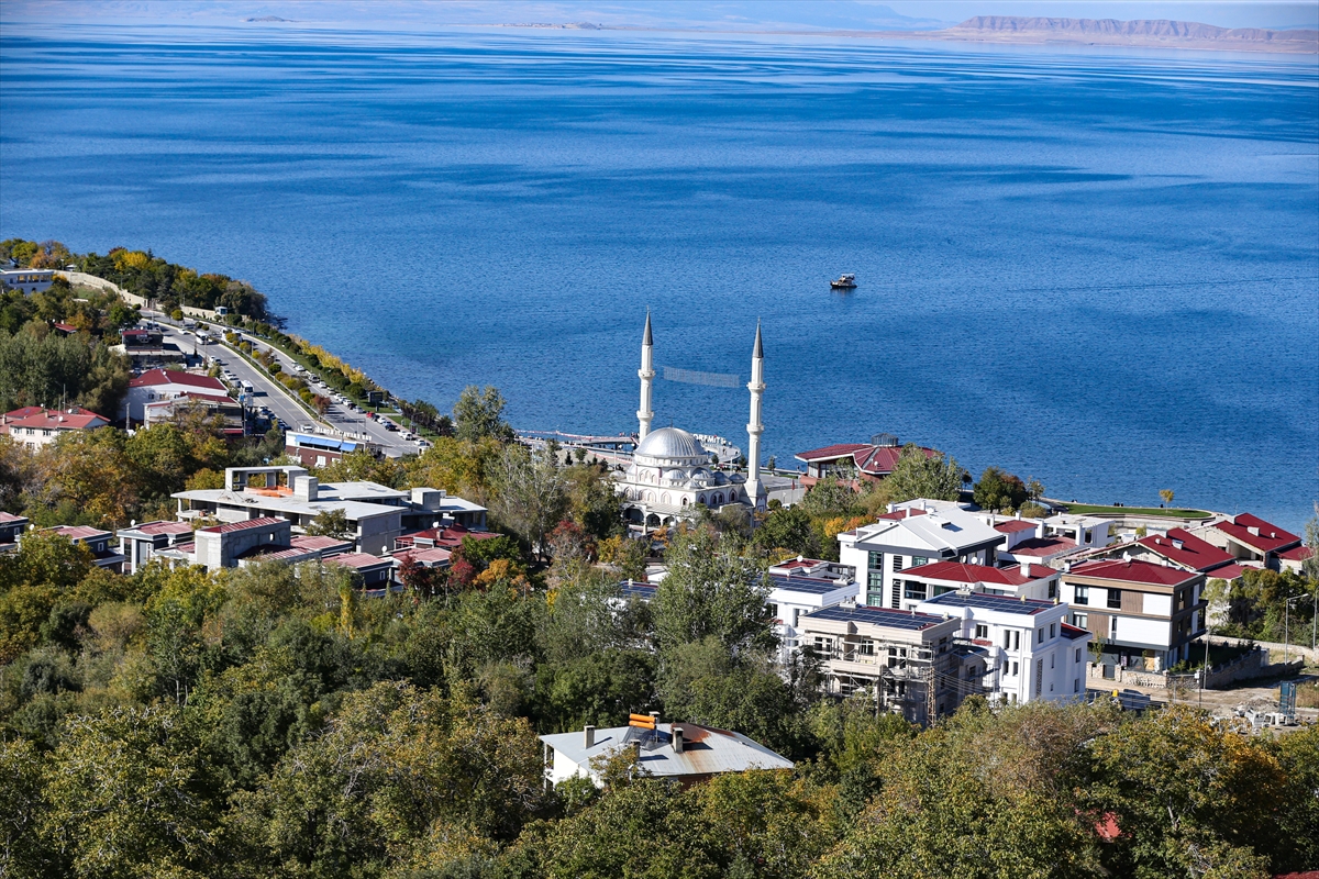 Van'da 12 yıl önce 644 kişinin hayatını kaybettiği depremlerin yaraları sarıldı