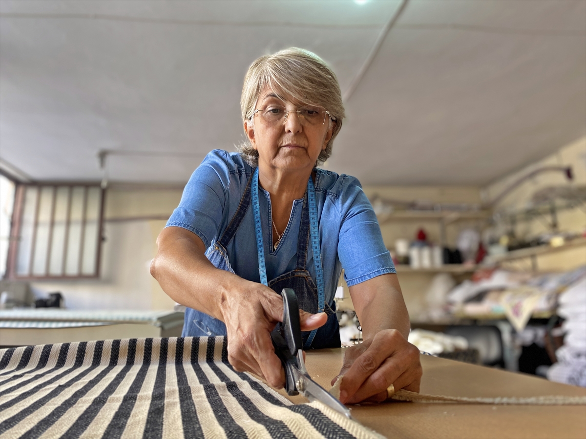 Aile yadigarı dikiş makinesiyle yaptığı ürünlerle 43 yıldır çeyizleri süslüyor