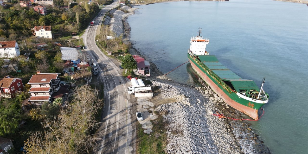 İnebolu sahilinde karaya oturan geminin yakıtının tahliyesine başlandı