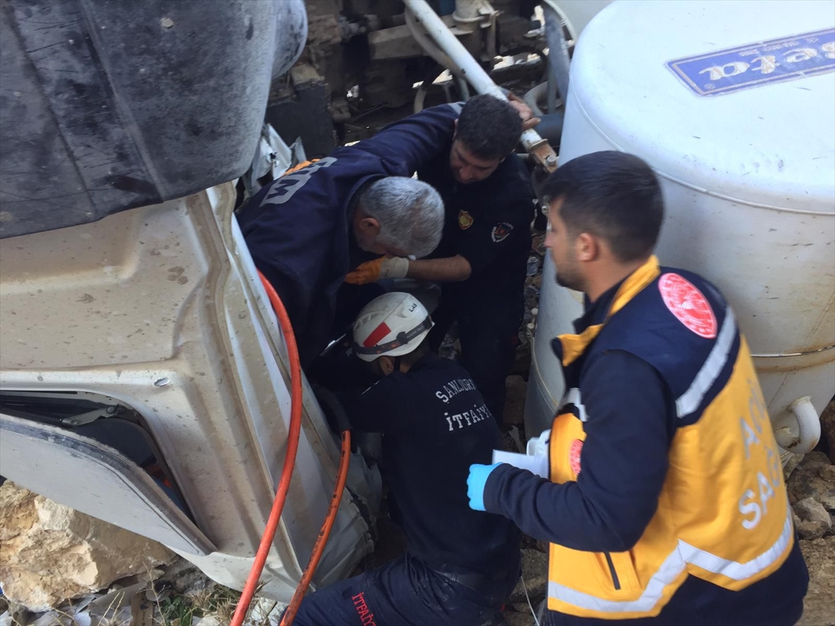 Şanlıurfa'da şarampole devrilen beton mikserinin sürücüsü yaralandı