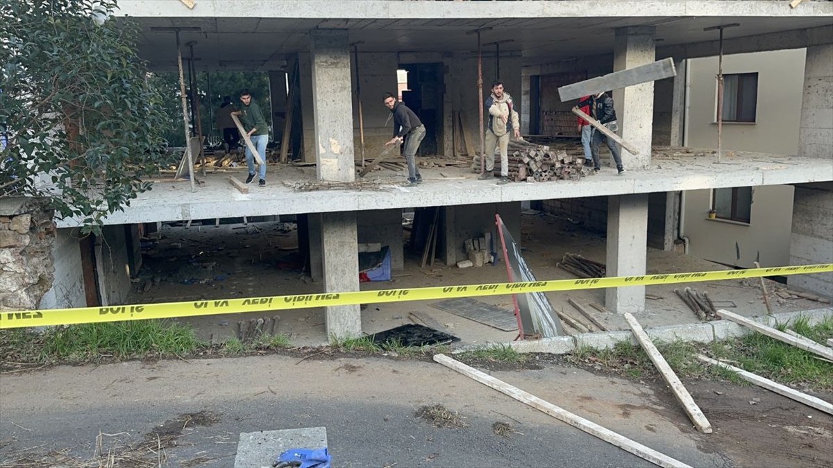 Üsküdar'da istinat duvarı çöktü. Duvar Altında kalan 3 işçi kurtarıldı