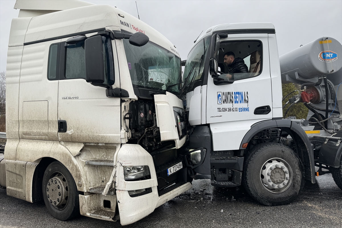 Edirne'de beton mikseri ile ters yöne giren tırın çarpıştığı kazada 2 kişi yaralandı