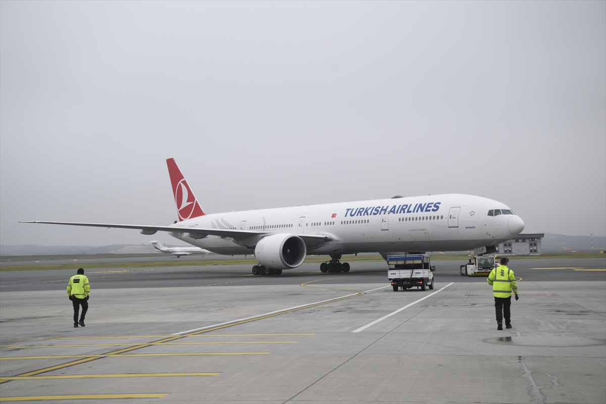 Mersin Çukurova Uluslararası Havalimanı'na ilk yolcu uçağı indi