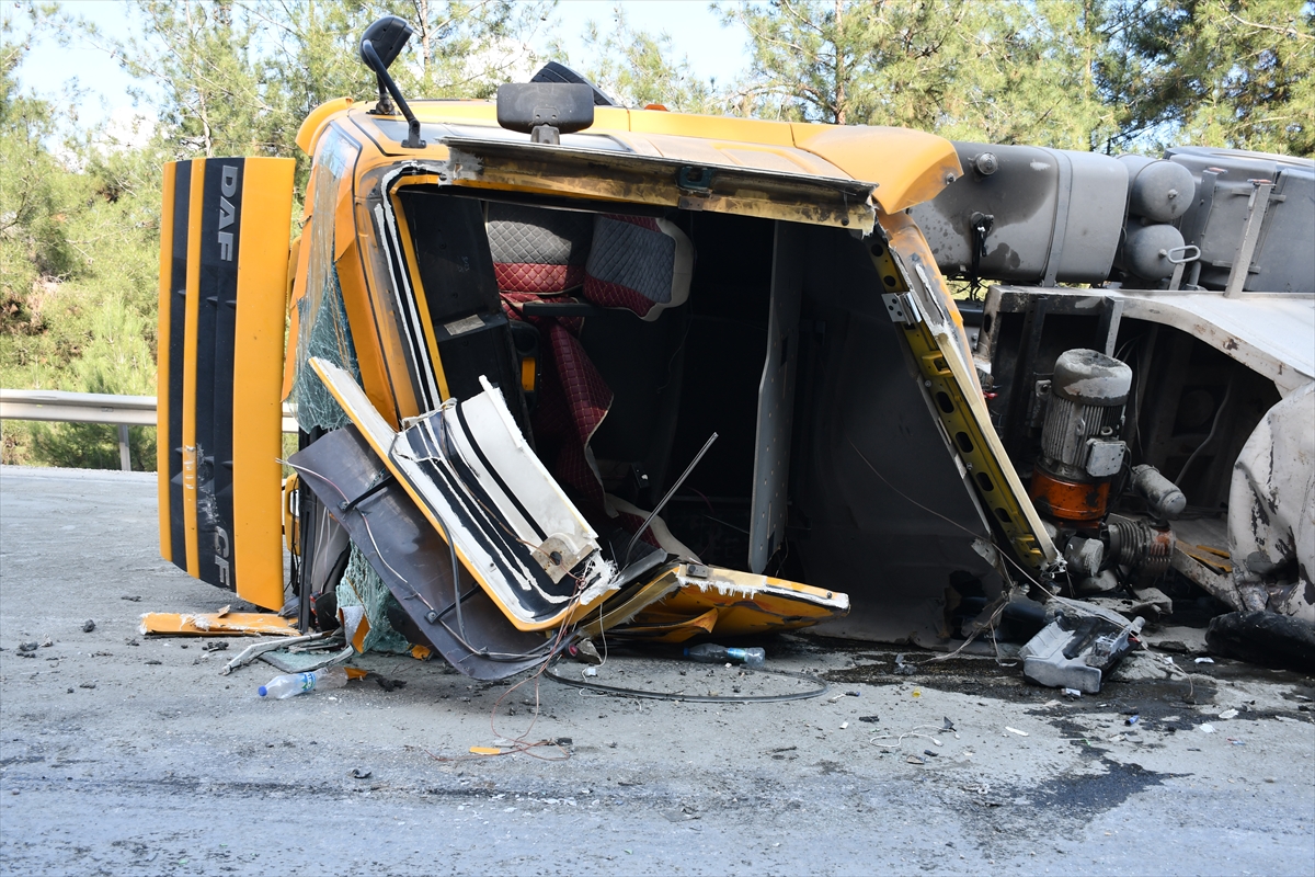 Bilecik'te üzerine beton mikseri devrilen kamyonun sürücüsü öldü