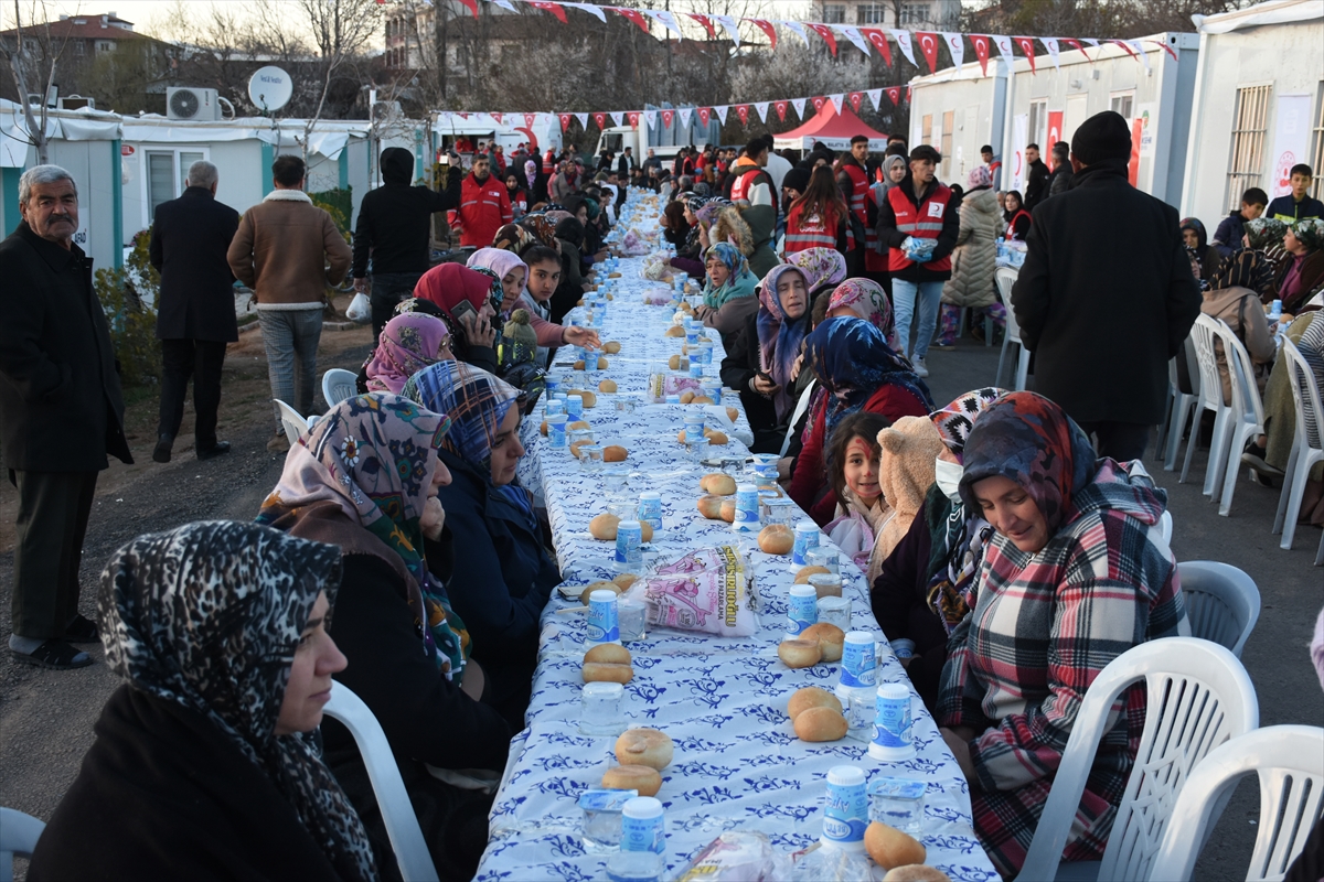 Türk Kızılay, Malatya'da konteyner kentteki depremzedelere iftar verdi