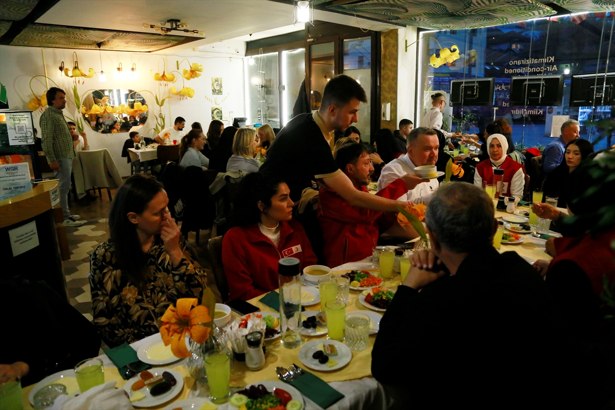 Türk Kızılay, Bosna Hersek'te gönüllüleriyle iftar programı düzenledi