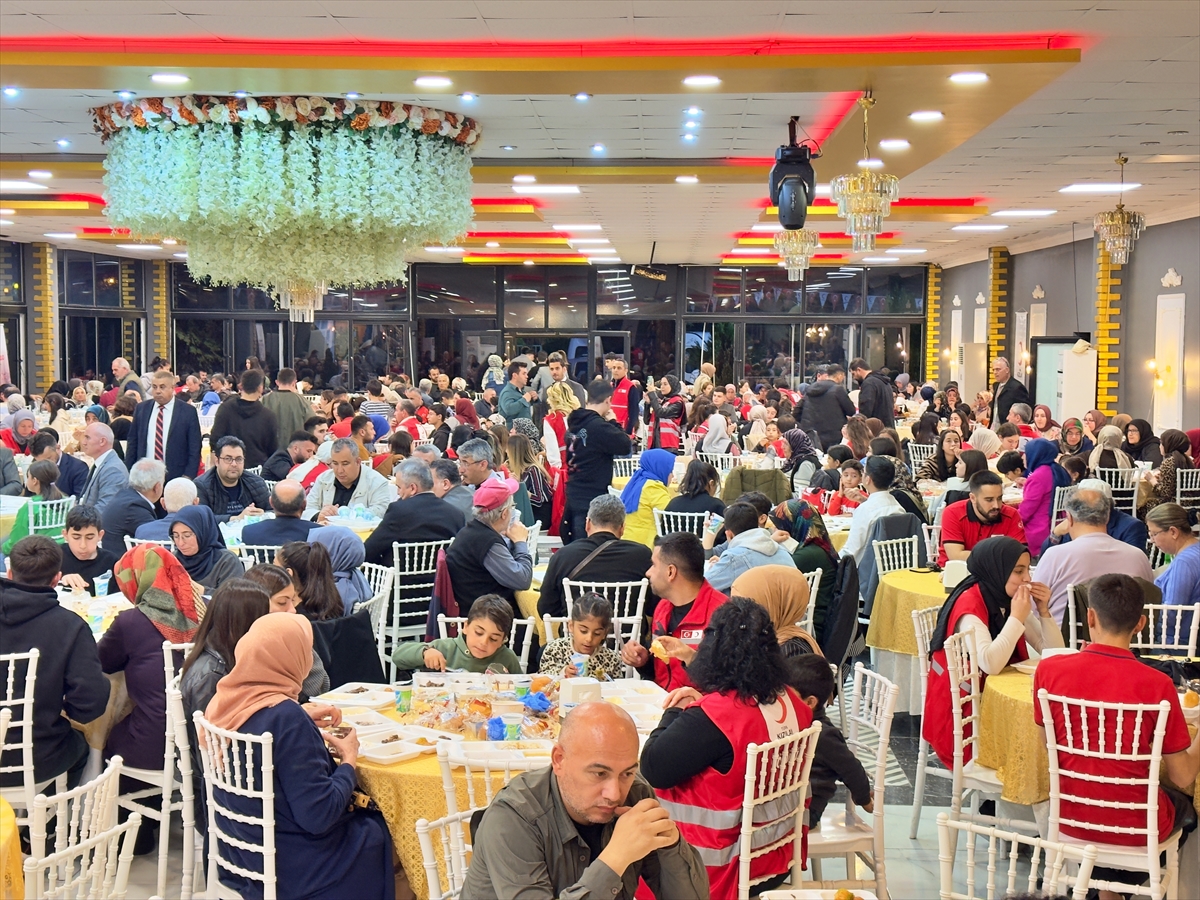 Türk Kızılay Osmaniye'de iftar programı düzenledi